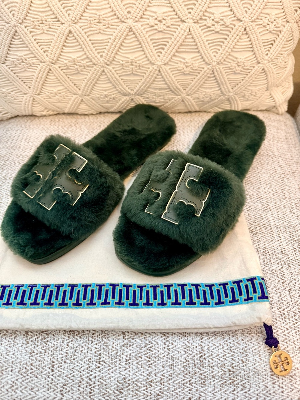 Tory Burch Militare Green Faux Fur Slide Slippers with gold accents - Size 8 ✨